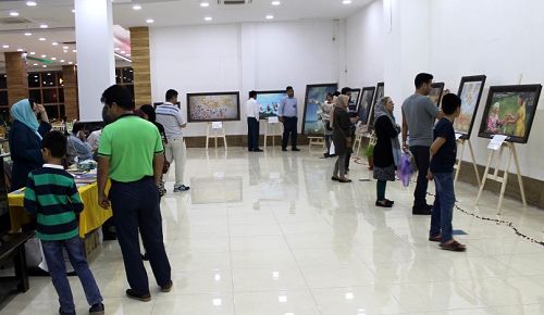 图1：伊朗法轮功学员们在 Asaluyeh市经济能源商业中心成功举办了真善忍国际画展