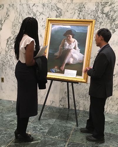 '图10：一位州议员助理在看画展。'