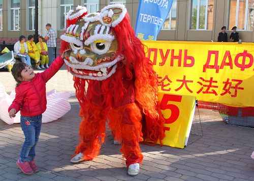 '图1～3：伊尔库茨克市学员们的活动包括功法表演、舞狮子等，得到市民喜爱'