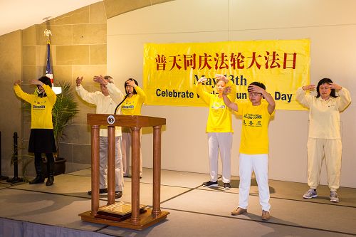 法轮功学员在密苏里州政府大楼内举办庆祝法轮大法（又称法轮功）传世25周年的庆祝活动。图为演示功法。