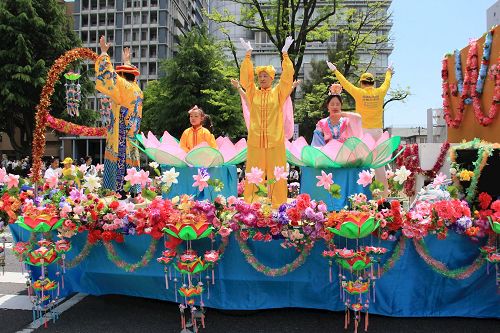 '图1～3：参加第四十一届广岛鲜花节的法轮功队伍和花车，气势磅礴，绚丽多彩'