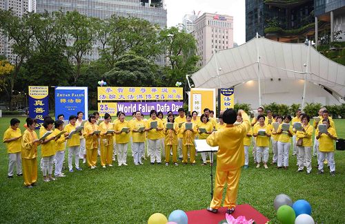 '图4：新加坡法轮功学员以歌唱、诗歌朗诵等演出庆祝世界法轮大法日。'