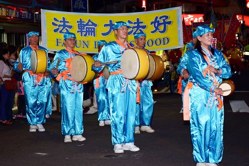 图1-3：法轮功学员的腰鼓队参加台湾苗栗县头份市四月八文化节。