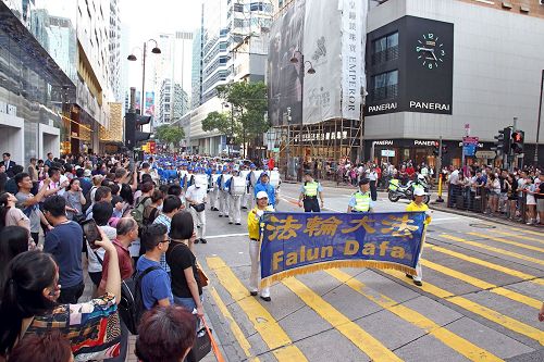 '图6～11：法轮功学员游行庆祝“世界法轮大法日”，及“法轮大法弘传世界二十五周年”纪念，吸引香港市民及中西游客驻足关注及拍照。'