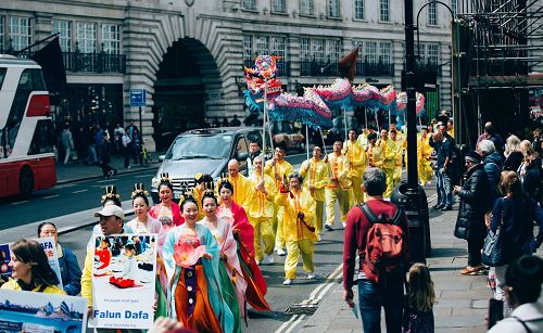 '图1～4：游行队伍经过伦敦中心商业街区'
