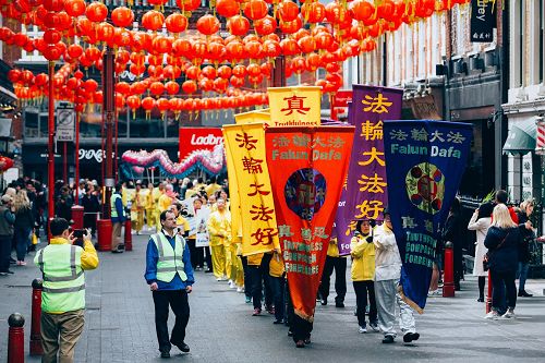 '图5～7：游行队伍穿过唐人街并环绕唐人街游行两周'