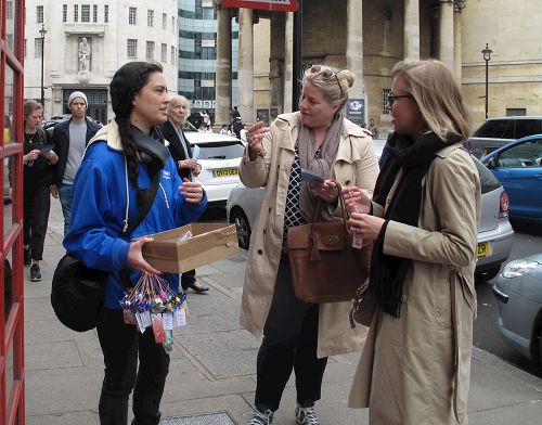 '图8：二零一七年五月七日，两位来自挪威的女士在伦敦看到“庆祝世界法轮大法日”游行，感到非常高兴'