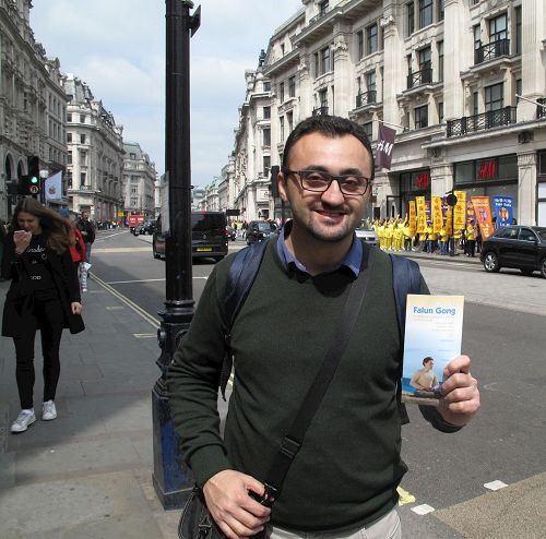 '图9：二零一七年五月七日，在伦敦市中心，从阿塞拜疆第一次来伦敦旅游的人类学学者卡加尼（Khagani）遇到“庆祝世界法轮大法日”游行'