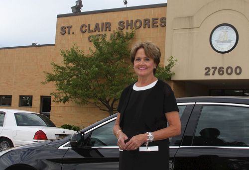 '图3：美国密西根州圣克莱尔海岸（St. Clair Shores）市第65届阵亡将士纪念日活动主席Cheryl Furdos女士说，特别奖是由评审员们精挑细选出来的。必须是出类拔萃、超过所有其它的游行方阵才能获得此殊荣。'