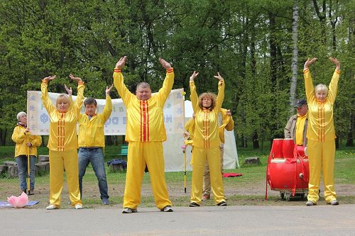 '图1：二零一七年五月二十七日，圣彼得堡法轮功学员在城市北部的圣彼得堡皇家领土公园举行弘法讲真相活动。图中法轮功学员正在演示法轮功的功法。'