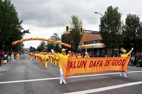 '图1～5：温哥华法轮功学员参加了一年一度的本那比市（Burnaby）脱帽节游行，将法轮大法的美好带给民众，受到沿途观众的热烈欢迎。'