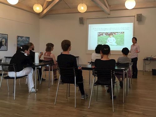 '圖1：在奧胡斯市（Aarhus）中心的社區活動中心舉辦法輪功講座'