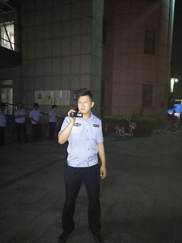 七月十二日凌晨三点半左右，在来了十四辆警车、一车特警抢夺杨玉永遗体