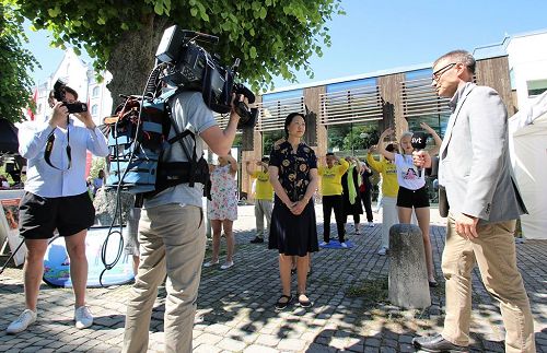 '图2：瑞典国家电视台、瑞典国家电台、瑞典电视24台都分别来到活动现场，对法轮功学员进行了采访。'