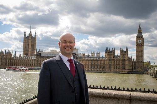 英国国会议员、苏格兰民族党议员帕特里克·格雷迪（Patrick Grady）在英国议会大厦前（网站图片）