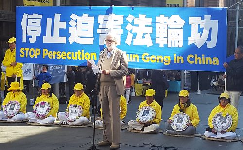 图7：中国信息网站编辑、人权活动家鲍勃.维尼康博（Bob Vinnicombe）先生在集会上发言