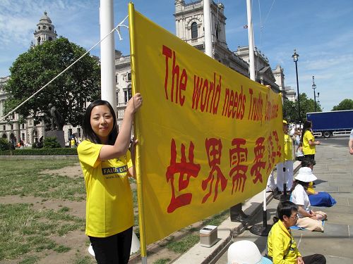 '图2：二零一七年七月十八日，艾米在英国议会大厦前参加法轮功学员讲真相反迫害活动'