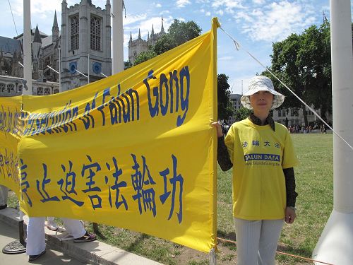 '图3：二零一七年七月十八日，陈蕾在英国议会大厦前参加法轮功学员讲真相反迫害活动'