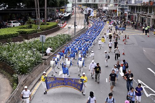 图1-3. 香港七一大游行中，法轮功学员成为最令人瞩目的队伍。