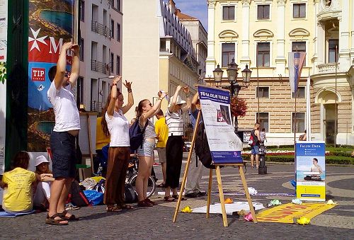 '图1：斯洛伐克法轮功学员在首都布拉迪斯市中心老城歌剧院前举办讲真相活动'