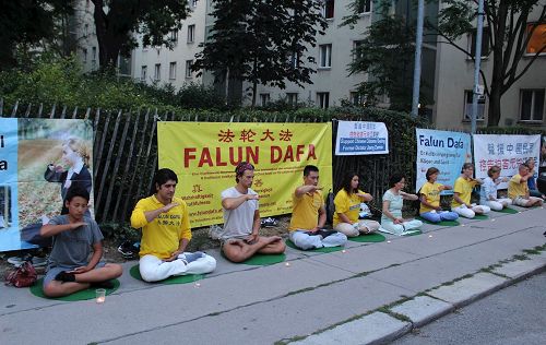 '图1～3：奥地利法轮功学员在首都维也纳的中使馆前举行活动，抗议中共迫害'