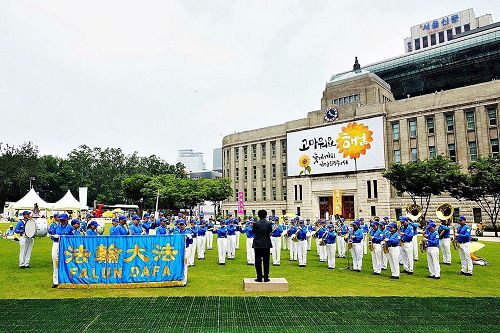 '图5：天国乐团演奏曲目悼念因坚持修炼被中共非法迫害致死的法轮功学员们。'