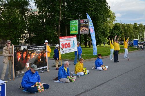 '图1～3：圣彼得堡学员举行弘法活动，纪念法轮功和平理性反迫害十八周年'