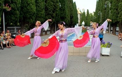 '图3：法轮功学员在西梅伊兹镇表演舞蹈'