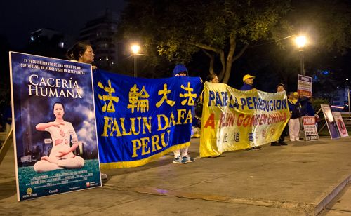 图2：秘鲁法轮功学员在中使馆前的Alfonso Ugarte 公园抗议中共迫害