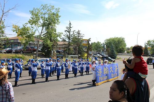 '图6～7：天国乐团在然齐兰兹社区的游行'