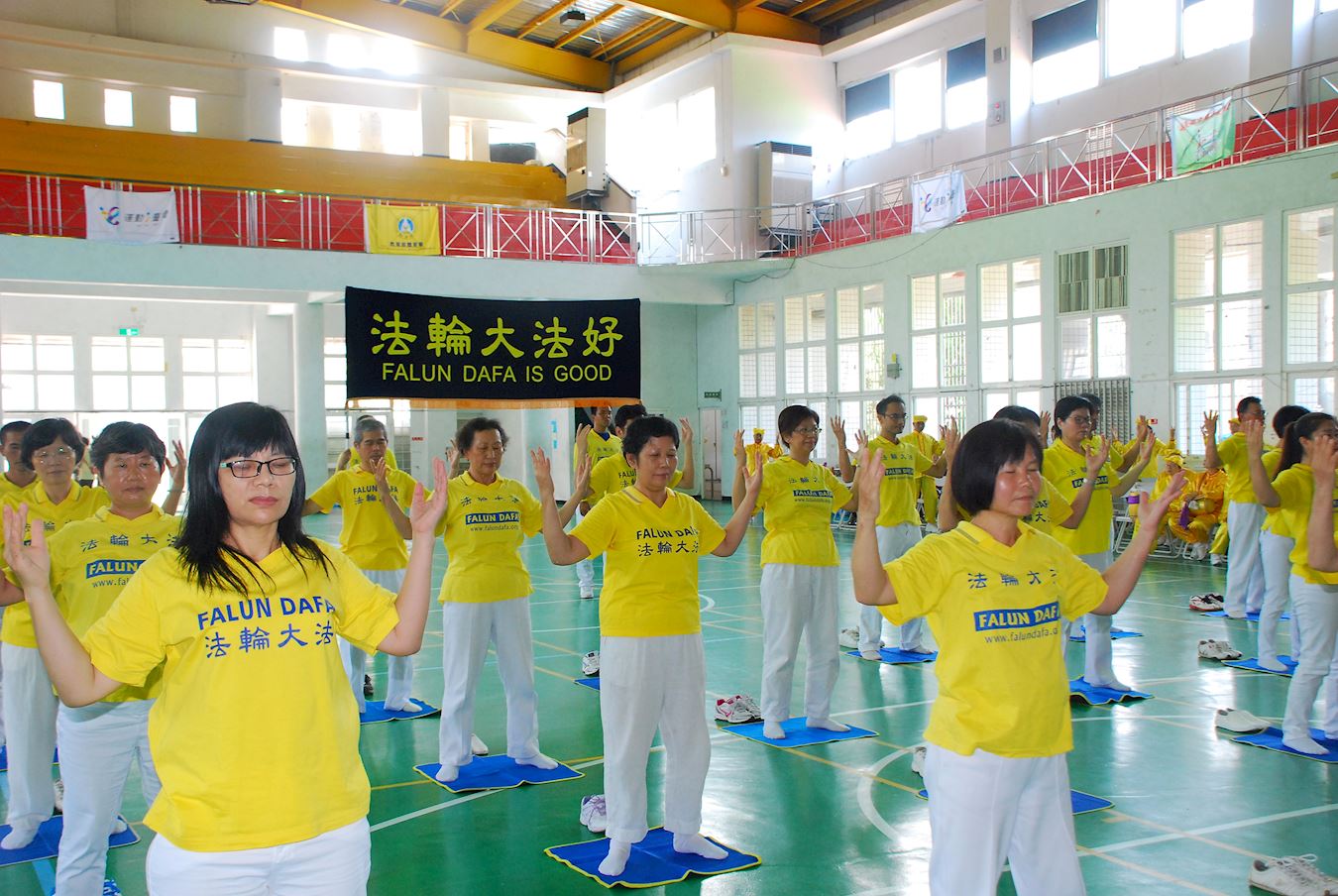 2017年8月13日,台灣部分法輪功學員受邀參加教育部體育署委由嘉義縣中埔鄉體育會舉辦的「武術嘉年華」活動。活動中,法輪功學員演示了五套功法及腰鼓。嘉義縣中埔鄉體育會總幹事劉家妤高興地說:「我們終於盼來了法輪大法。」 (明慧網)