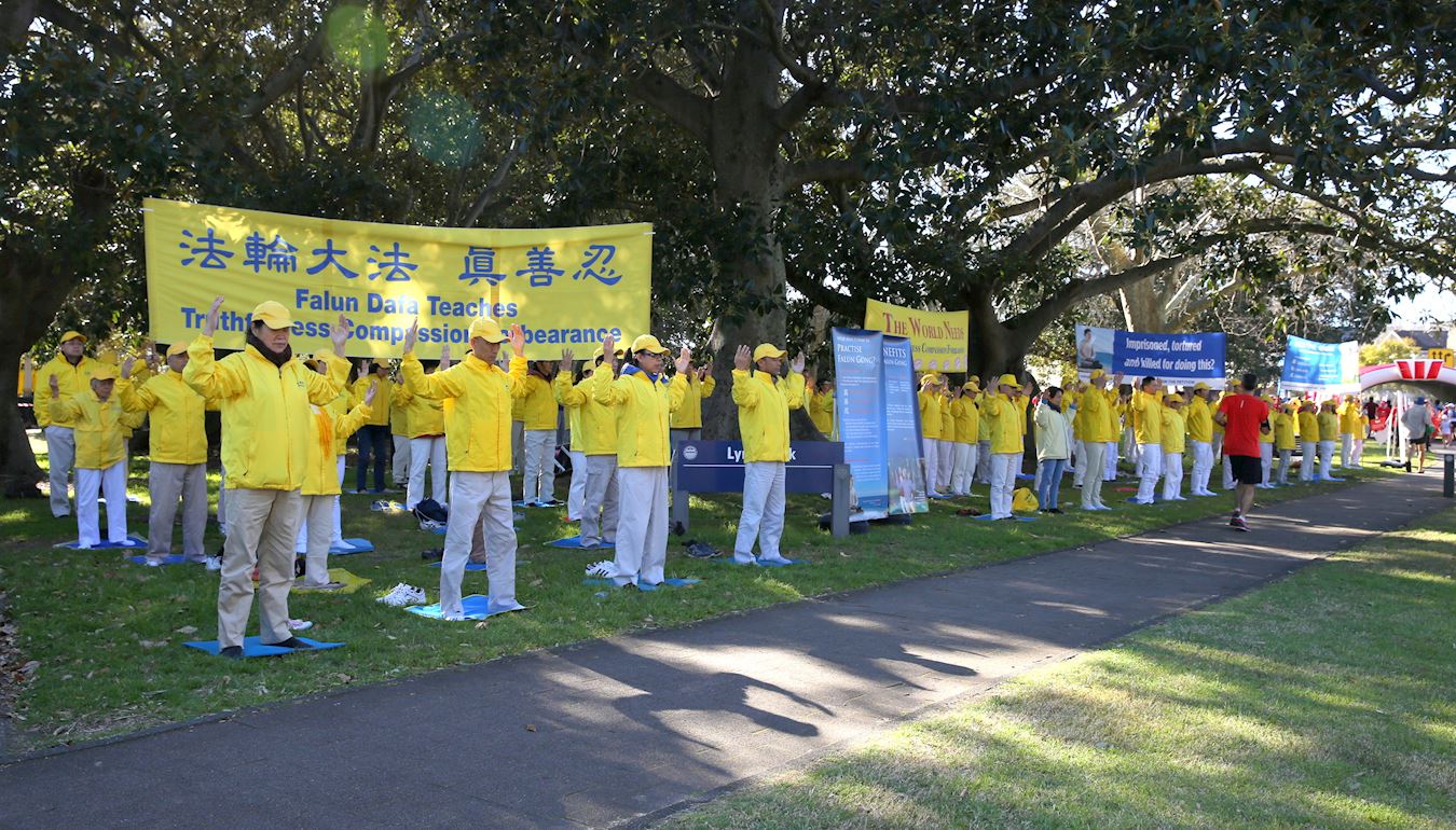 2017年8月13日,悉尼部分法輪功學員來到東悉尼玫瑰灣(Rose Bay)的主街,拉開「法輪大法 真善忍」「世界需要真善忍」等橫幅,演示法輪功功法,向參加「從城市到海灘」慈善長跑的民眾傳播法輪功的真相。(明慧網)