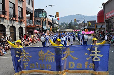 8月12日,溫哥華部分法輪功學員參加了加拿大卑詩省彭蒂克頓市(Penticton)一年一度的桃子節遊行,贏得觀眾的掌聲和喝采聲。(明慧網)