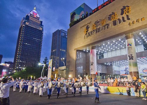 '图1～3：法轮功学员组成的天国乐团参加台北世大运的嘉年华踩街游行，整齐划一、精神抖擞行经台北市热闹的街头。'