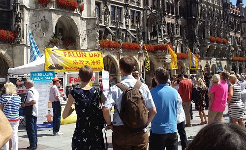 '图1：二零一七年七月二十九日，德国法轮功学员在慕尼黑市政厅前玛琳广场举办活动，介绍法轮功，揭露中共迫害。'