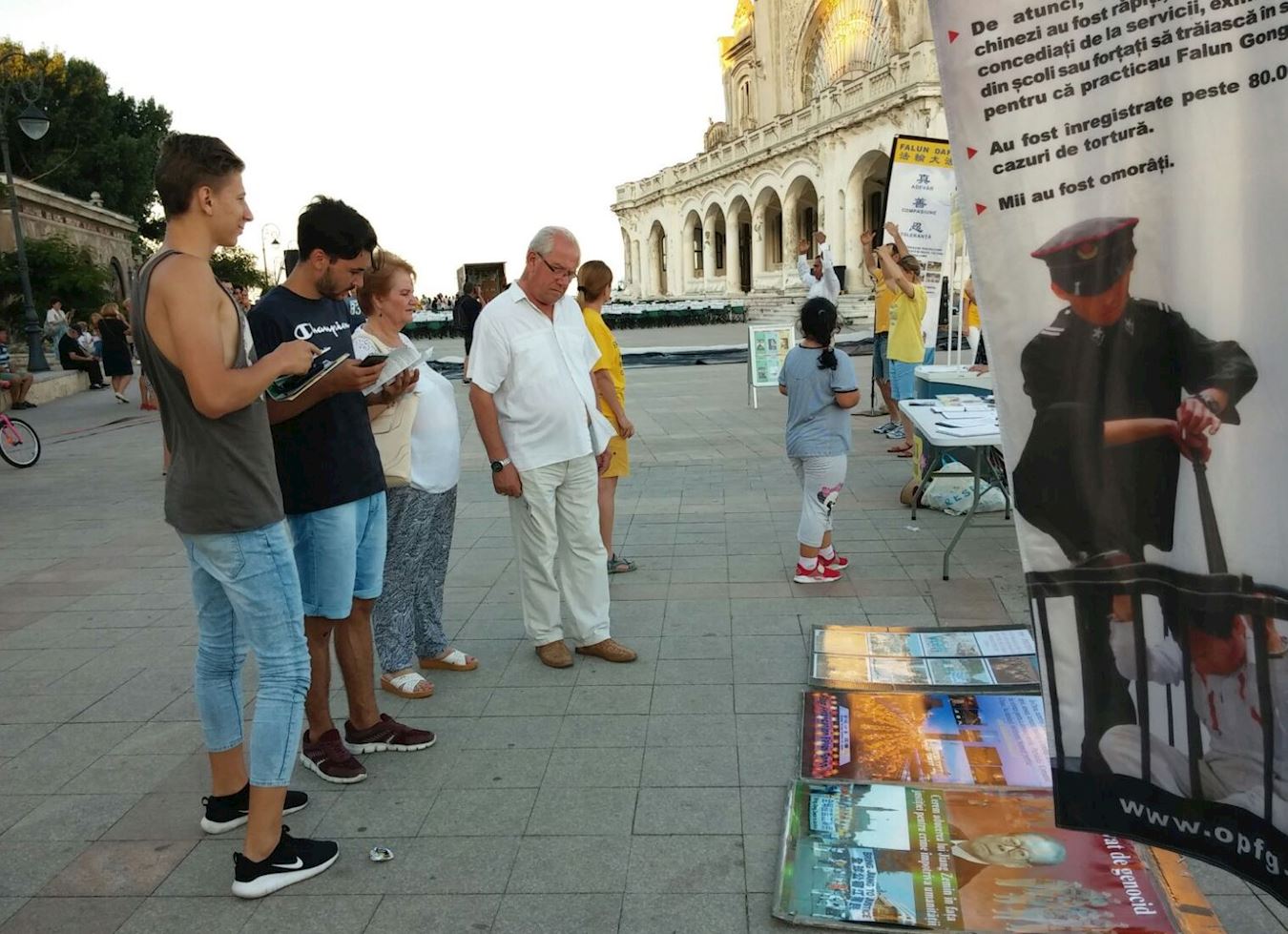 7月29日和30日,羅馬尼亞部分法輪功學員在康斯坦察(Constanța)舉行法輪功真相活動。(明慧網)