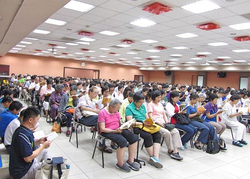 '图1～：2台湾北区一千七百多名法轮功学员在台北剑潭青年活动中心举行集体学法交流活动。'