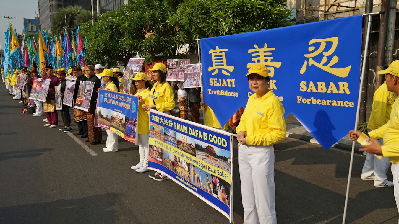 法轮功学员在雅加达华人聚集地区的街道上传播法轮功真相。（明慧网）