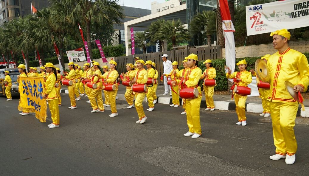 法轮功学员在雅加达华人聚集地区的街道上传播法轮功真相。（明慧网）
