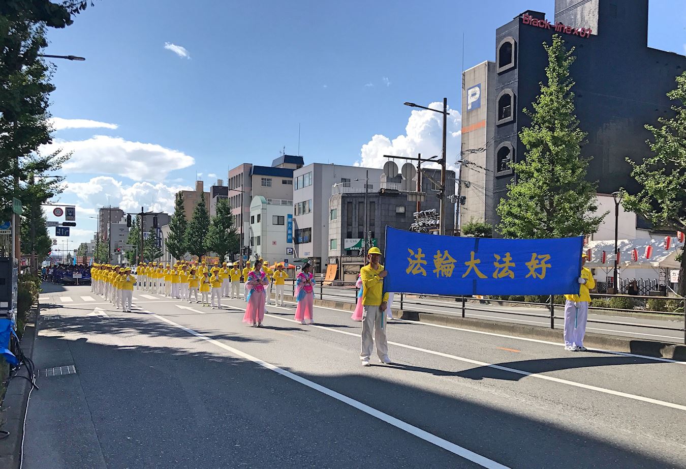 2017年8月4日,日本部分法輪功學員參加久留米市舉辦水之慶典遊行,把法輪大法美好帶給久留米市民。(明慧網)