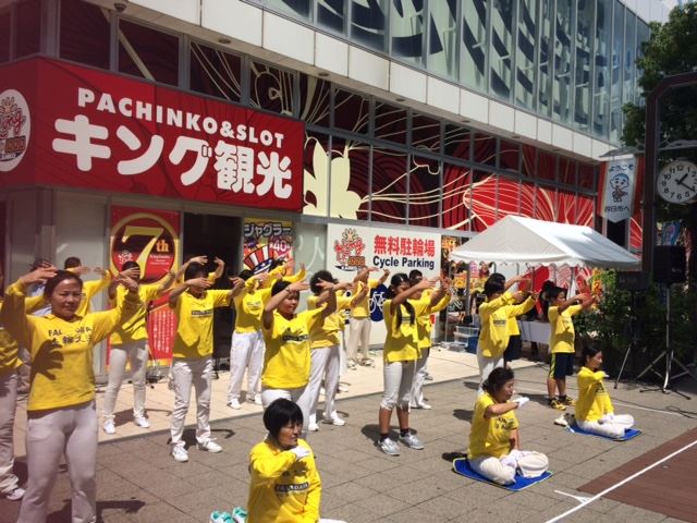 8月5日、6日週末兩天,日本部分法輪功學員在中部地區的愛知縣首府名古屋市(Nagoya-City, Aichi-Prov.)和三重縣四日市市(Yokkaichi-City, Mie-Prov.)舉行活動,把法輪大法的美好帶給世人。(明慧網)