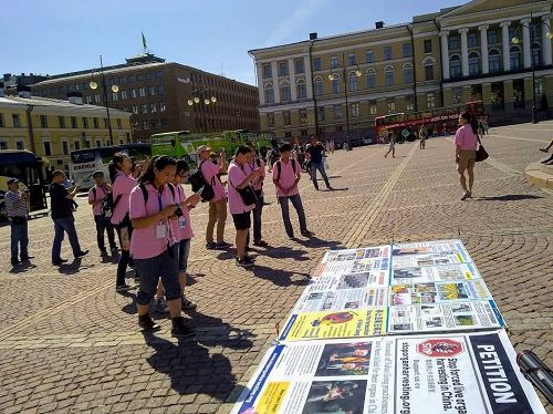 '图1：议会广场上，大陆学生了解真相，拍照横幅'