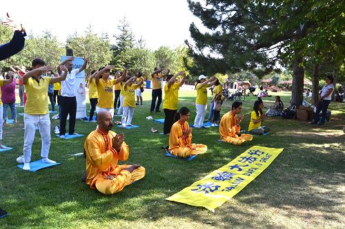 '圖1～2：法輪功學員在Ahlatlibel Piknik公園煉功'