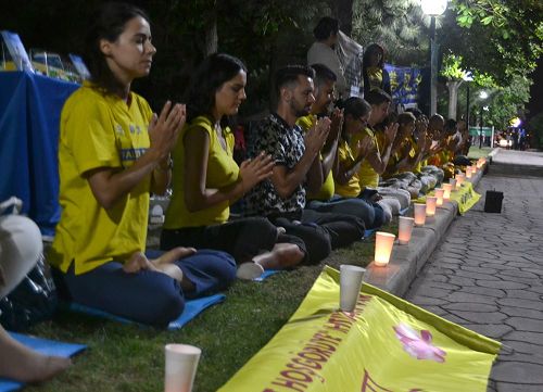'图3～4：学员们举办烛光夜悼，悼念被中共迫害致死的法轮功学员'