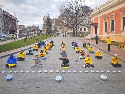 图1-2：乌克兰法轮功学员在敖德萨市中心集体炼功