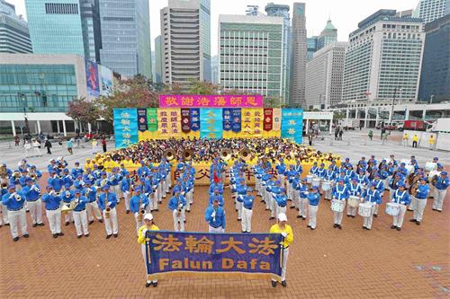 '图2：法轮功学员向李洪志大师的拜年活动，在天国乐团演奏乐曲中，揭开新年集会的序幕。'