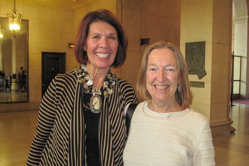 图8：公司执行长Jacqueline Joy（左）及同仁Christina Golden观看了一月六日神韵国际艺术团在旧金山歌剧院的第六场演出。她们说：“我爱神韵！”