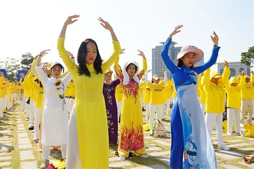 '图1～2：2018年10月13日，韩国首尔，来自亚洲十多个国家的法轮功学员举行盛大游行之前在首尔白凡广场公园集体炼功。'