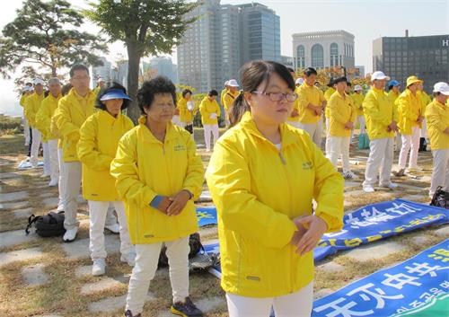 '圖25：在韓國名牌企業任職的朝鮮族、法輪功學員林蘭英'