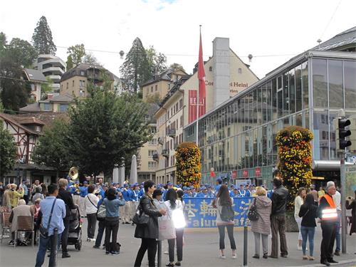二零一八年十月六日，“欧洲天国乐团” 在卢赛恩（Lucerne）狮子广场（Loewenplatz）演奏，吸引路人、游客。